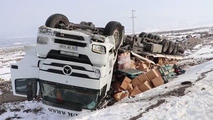 Temizlik malzemesi taşıyan tır devrildi