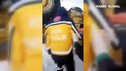 Devrilen iş makinesinin altında kalan operatör kurtarıldı