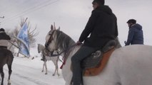 Kars'a gelen Rus rehberlere kar üstünde atlı cirit gösterisi sunuldu