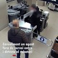 Un agente de Mossos d'Esquadra fuera de servicio detiene a un atracador en un supermercado de Mataró (Barcelona)