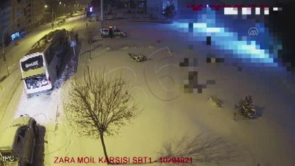 Son dakika: Arızalanan otobüsteki yolcuları polis misafir etti