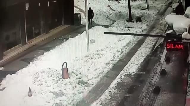 Çatıdan düşen kar kütleleri iki araca hasar verdi