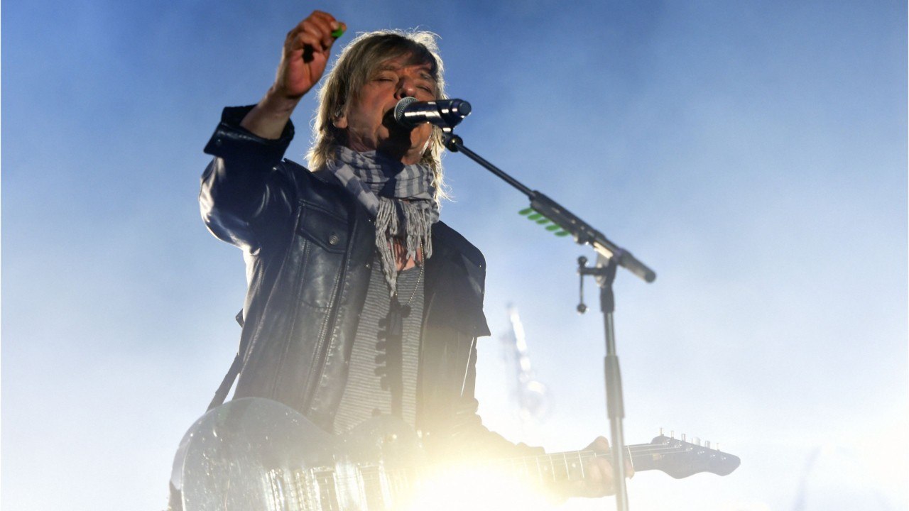 Voici - Jean-Louis Aubert face au Covid-19 : le chanteur annule les dernières dates de sa tournée