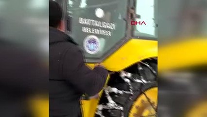 KARDA MAHSUR KALAN YARALI ÇİFTÇİ, EVİNE İŞ MAKİNASIYLA ULAŞTIRDI