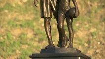 Una estatua de Kobe Bryant y de su hija Gigi, un recuerdo dos años después de su muerte