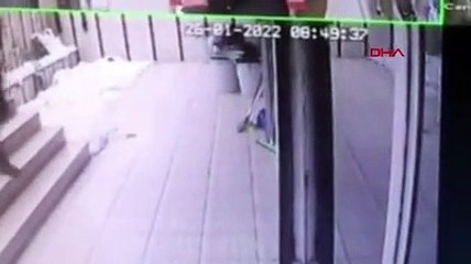 Merdivenden düştü, cebindeki telefondan dumanlar yükseldi