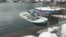 Zonguldak’ta balıkçı tekneleri, biriken karla battı