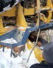 Kar temizliği yaparken devrilen iş makinesinin altında kaldı