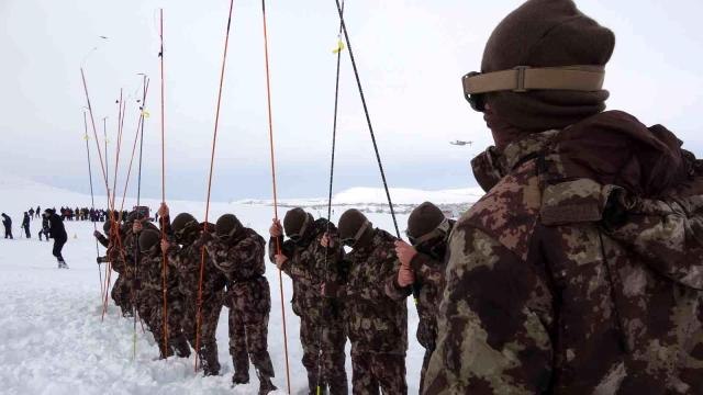 Son dakika haber! Polisten zorlu arazide nefes kesen çığ tatbikatı- Eğitimden geçen 60 polis ilk kez çığ tatbikatına katıldı