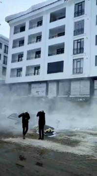 ÇATIDAN DÜŞEN KAR KÜTLELERİ KORKUTTU