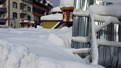 Kaymakamlık araçlarını yıkılan garajın altından kurtaran şoför ödüllendirildi