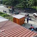 VIRAL AKSI OJOL DI PRABUMULIH GERAK CEPAT TAMBAL JALAN BERLUBANG, WARGANET RAMAI SINDIR PEMERINTAH