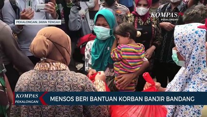 Tri Rismaharini Bantu Korban Banjir Bandang di Pekalongan