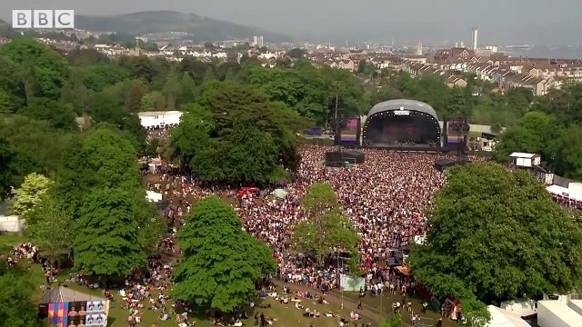 George Ezra chante son tube Shotgun en live