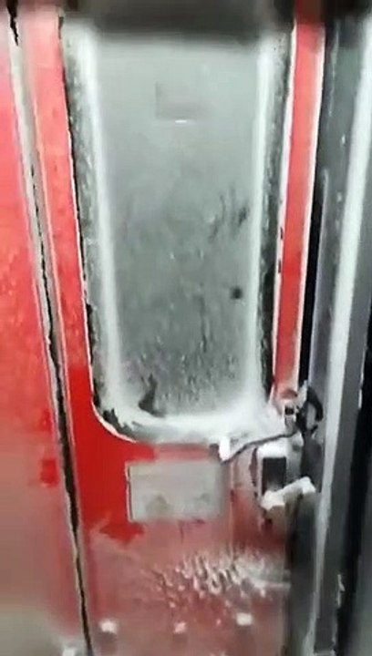Il fait tellement froid en Bulgarie que l'intérieur de ce train de passagers est totalement glacé