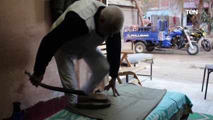 أقدم "مكوجي" يروي أسرار مهنة يعمل بها منذ 66 عاما.. الجلبية بـ"تعريفة" والقميص والبنطلون بـ"قرش"