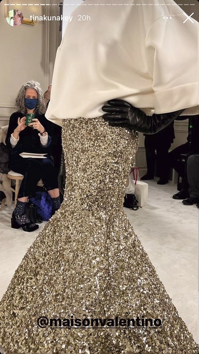 Tina Kunakey a assisté au défilé Valentino, collection Haute Couture printemps-été 2022 à Paris. Le 26 janvier 2022.