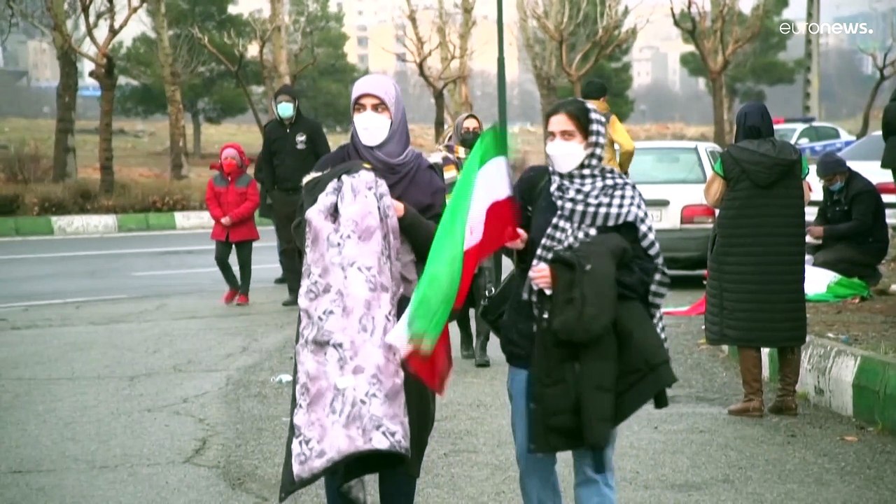 بالفيديو: نساء يحضرن مباراة لكرة القدم في إيران لأول مرة منذ أكثر من سنتين