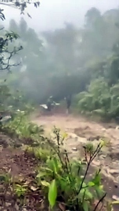 Ils galèrent tous dans la boue sauf lui... motard tranquille