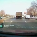 Ce camion perd ses roues arrières en pleine autoroute