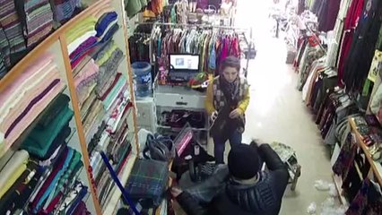 Küçüğü oyaladı, büyüğü çaldı... Kasa üzerinde bulunan cep telefonunun çalındığı anlar kamerada