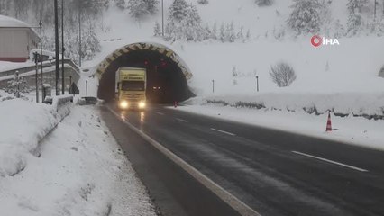 Bolu Dağı'nda hafif kar yağışı devam ediyor