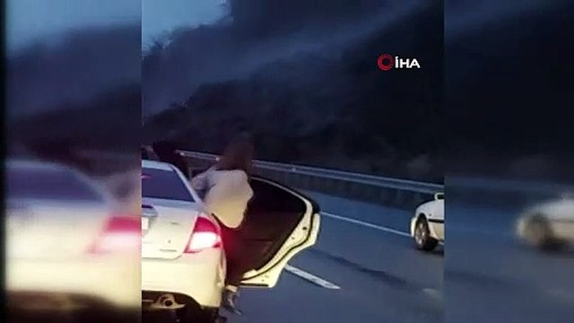 Artvin’de Karadeniz Sahil Yolu'nu ulaşıma kapatan heyelan kamerada