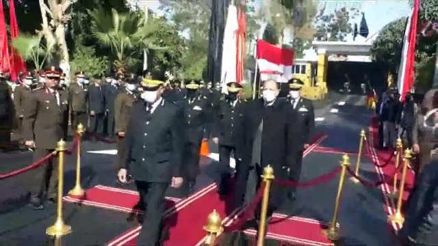 محافظ أسيوط ومدير الأمن يضعان إكليل الزهور على النصب التذكارى لشهداء الشرطة