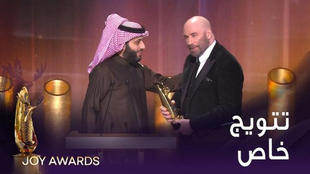معالي المستشار تركي آل الشيخ يسلم النجم العالمي جون ترافولتا جائزة الإنجاز مدى الحياة