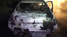 Após colisão entre carro e caminhão, veículos pegam fogo e ficam completamente destruídos