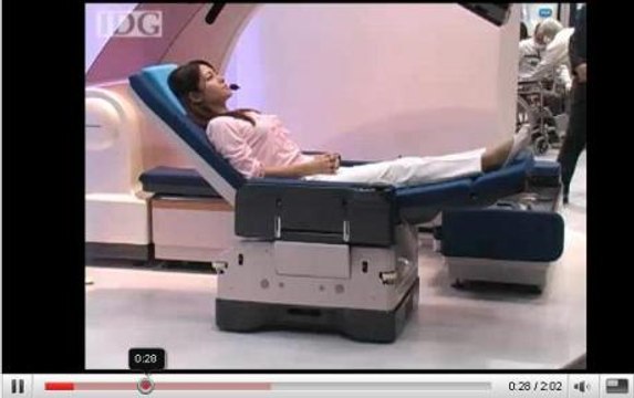 Un lit à commande vocale convertible en fauteuil roulant