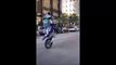 Ce jeune à moto se prend une voiture garée pendant un rodéo urbain et repart tranquillement