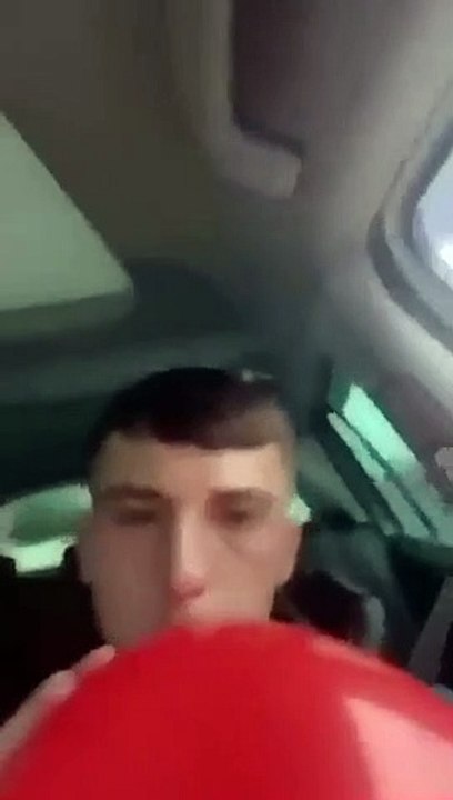 Il inhale un ballon de gaz hilarant et fait n'importe quoi en voiture (Angleterre)