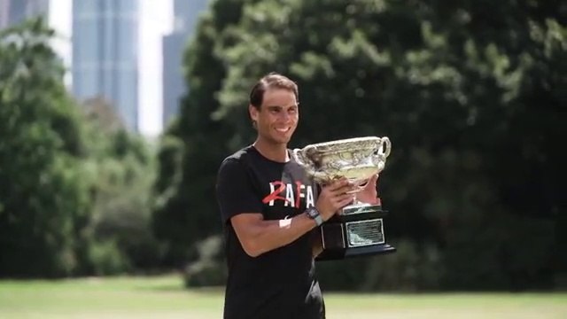 Open d'Australie 2022 - Rafael Nadal a posé avec un tee-shirt collector, au lendemain de sa victoire pour son 21 Grand Chelem !