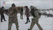 Soldados veteranos ucranianos instruyen a civiles para combatir contra Rusia