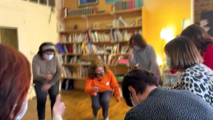 Simuler son rire avec le yoga du rire