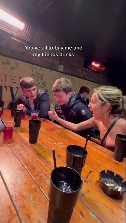 Une fille défie 4 garçons au jeu pierre-papier-ciseaux pour avoir un verre gratuit