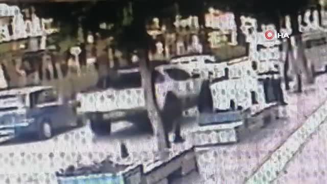 Motosikletli kurye otomobile arkadan çarptı, o anlar kameraya böyle yansıdı