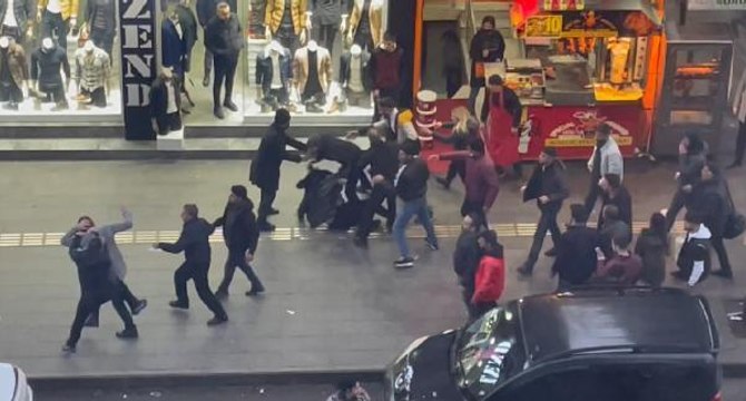 DİYARBAKIR'DA KADINLI ERKEKLİ KAVGA CEP TELEFONU KAMERASINA YANSIDI