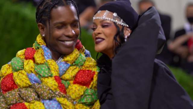VOICI - Rihanna est enceinte : la star dévoile son baby bump aux côtés de son compagnon A$AP Rocky