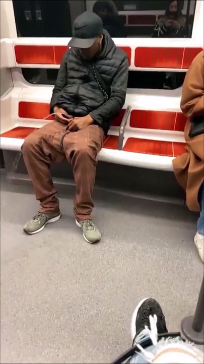 Il urine dans le métro de Lyon