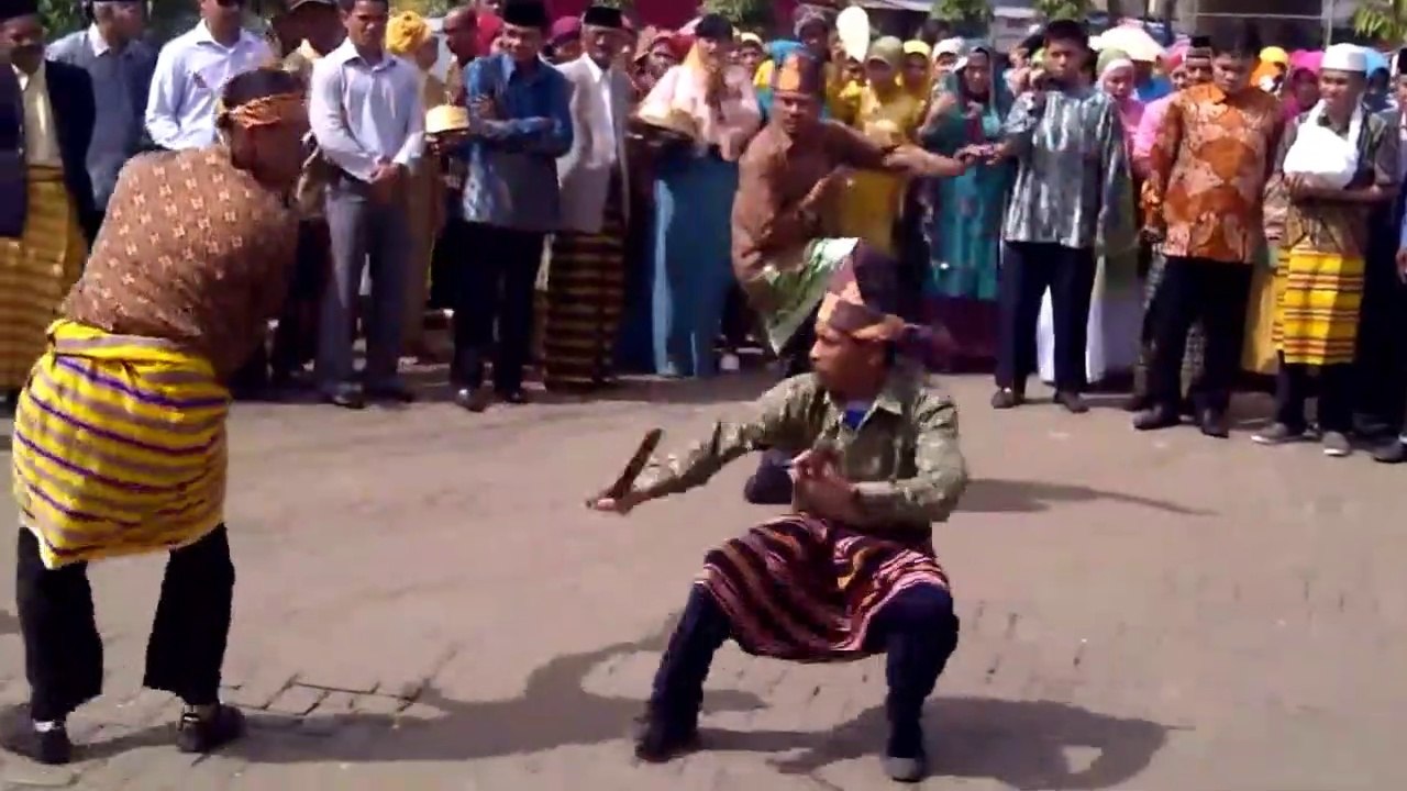 Ewa Wuna Silat Muna Salah Satu Budaya Khas Orang Muna } Ewa Wuna