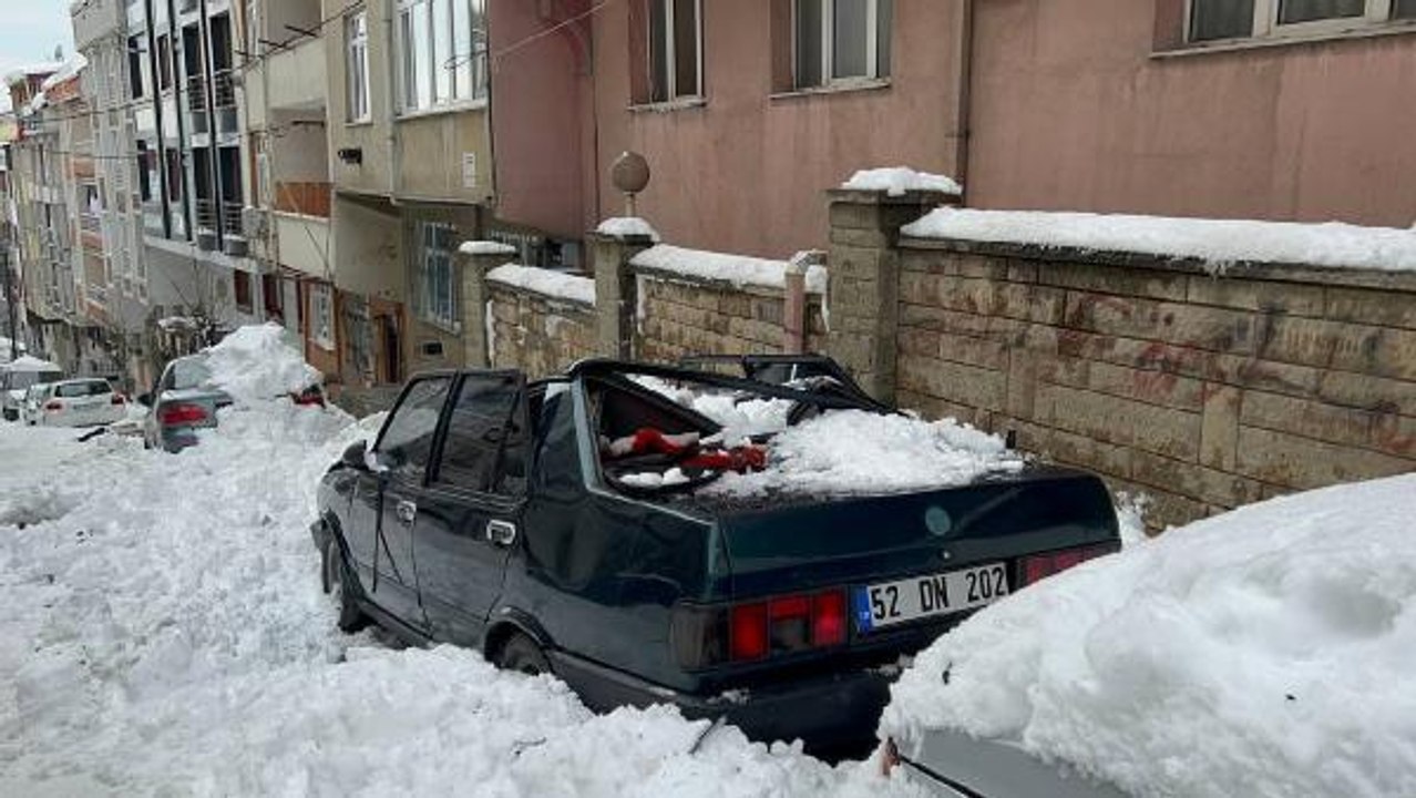 ARNAVUTKÖY'DE ÇATIDAN DÜŞEN KAR KÜTLESİ OTOMOBİLİN TAVANINI ÇÖKERTTİ
