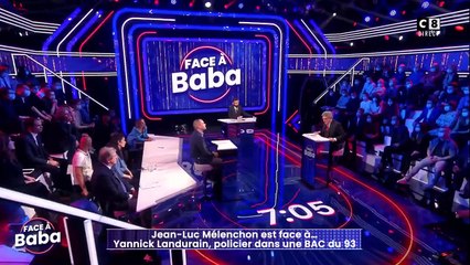 Jean-Luc Mélenchon s'en prend violemment à Yannick Landurain, policier de la BAC 93, face à lui : "Si je suis élu, les gens comme vous ne resteront pas dans la police !"