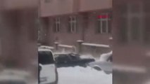 Arnavutköy'de çatıdan düşen kar kütlesi otomobilin tavanını çökertti
