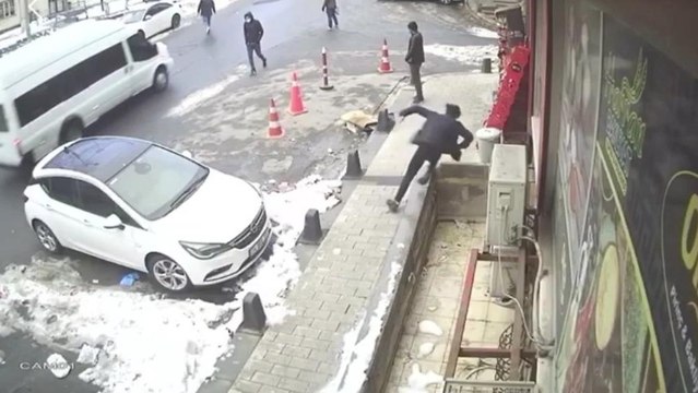 Sultangazi'de kar kütlesinin altında kalmaktan son anda kurtuldu