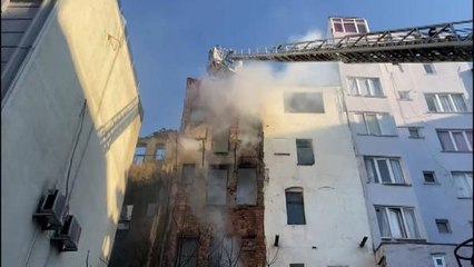 FATİH'TE 4 KATLI METRUK BİNA ALEV ALEV YANDI