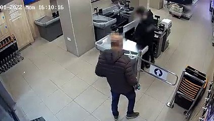 Agente fora de serviço detém assaltante em supermercado de Barcelona