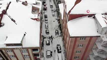 Son dakika haber... Otomobilin üzerine düşen kar tavanı çökertti: O anlar kamerada