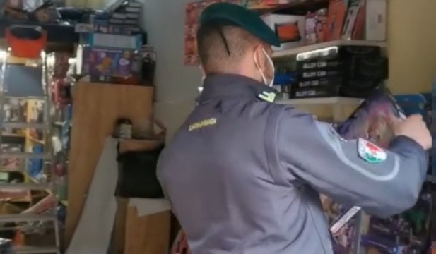 Napoli, giubbini e giocattoli contraffatti: blitz dei finanzieri in zone San Lorenzo e Vomero (28.01.22)